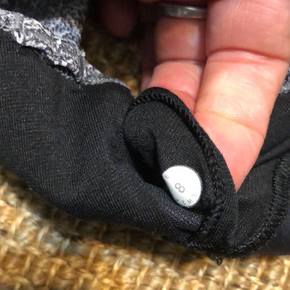 Lululemon Women’s Workout Sports Bra Padded In Black and White. Size 8 - Picture 3 of 3